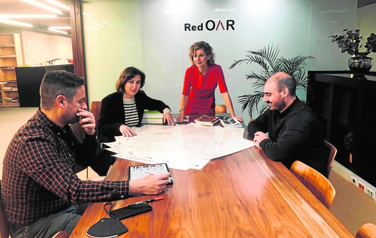 Reunión de la Oficinade Apoyo a la Rehabilitación de Murcia con la decana MaríaJosé Peñalver al frente. 