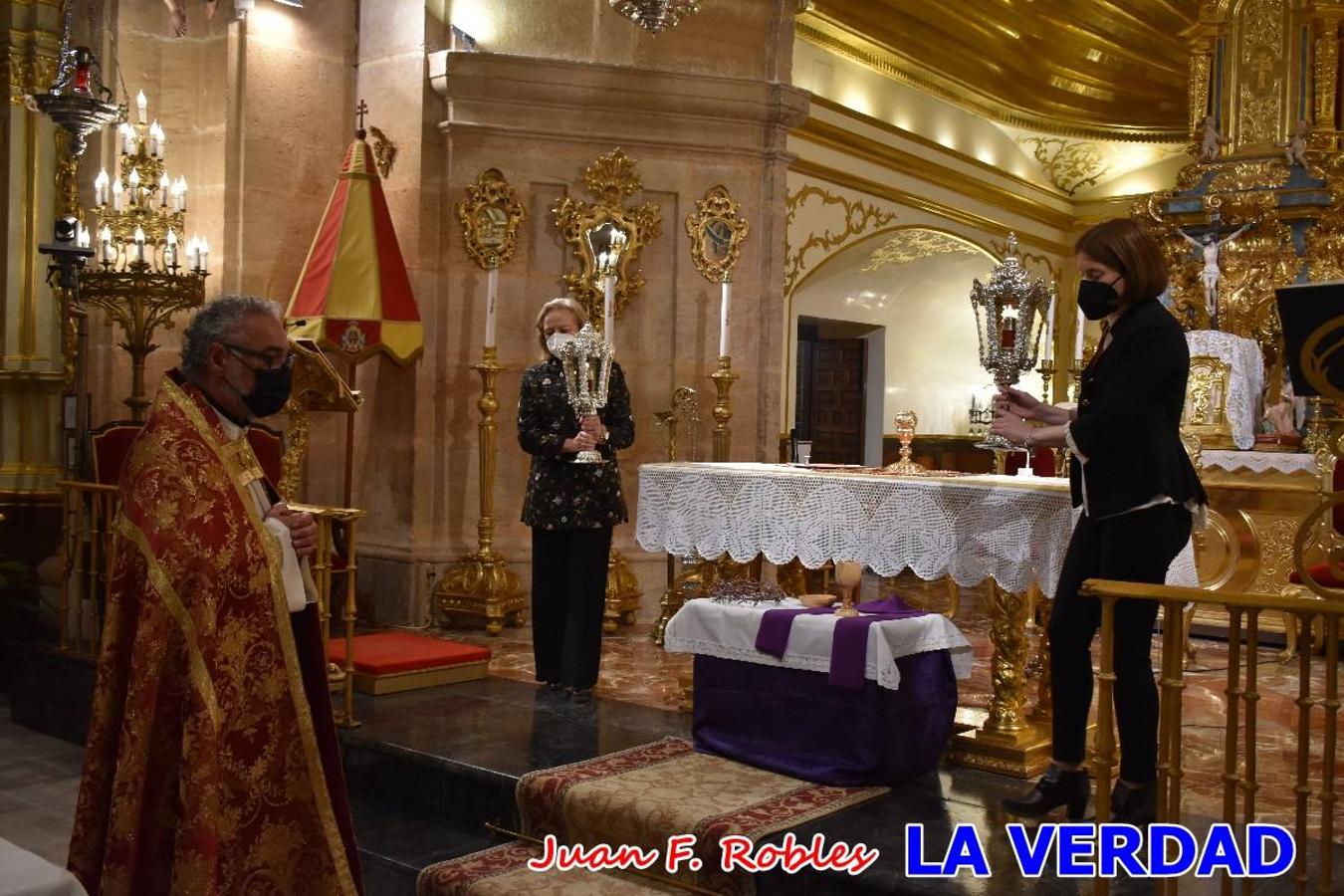 La basílica de la Vera Cruz volvió a acoger el ritual de la Bendición de la Naturaleza con la Sagrada Reliquia. La ceremonia se ha realizado esta tarde y se ha iniciado en el interior del templo para trasladarse después a la Capilla de los Conjuros. 