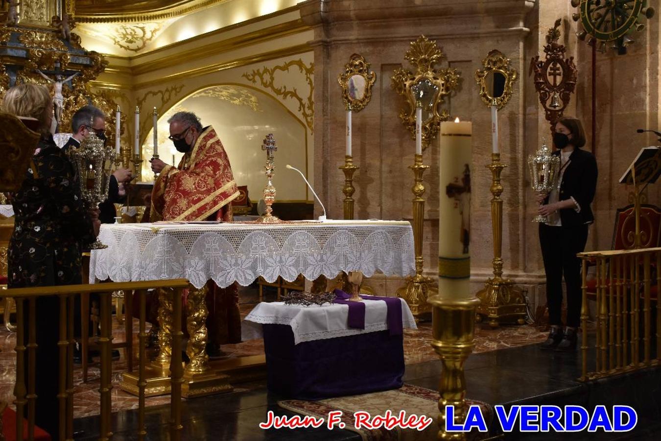 La basílica de la Vera Cruz volvió a acoger el ritual de la Bendición de la Naturaleza con la Sagrada Reliquia. La ceremonia se ha realizado esta tarde y se ha iniciado en el interior del templo para trasladarse después a la Capilla de los Conjuros. 