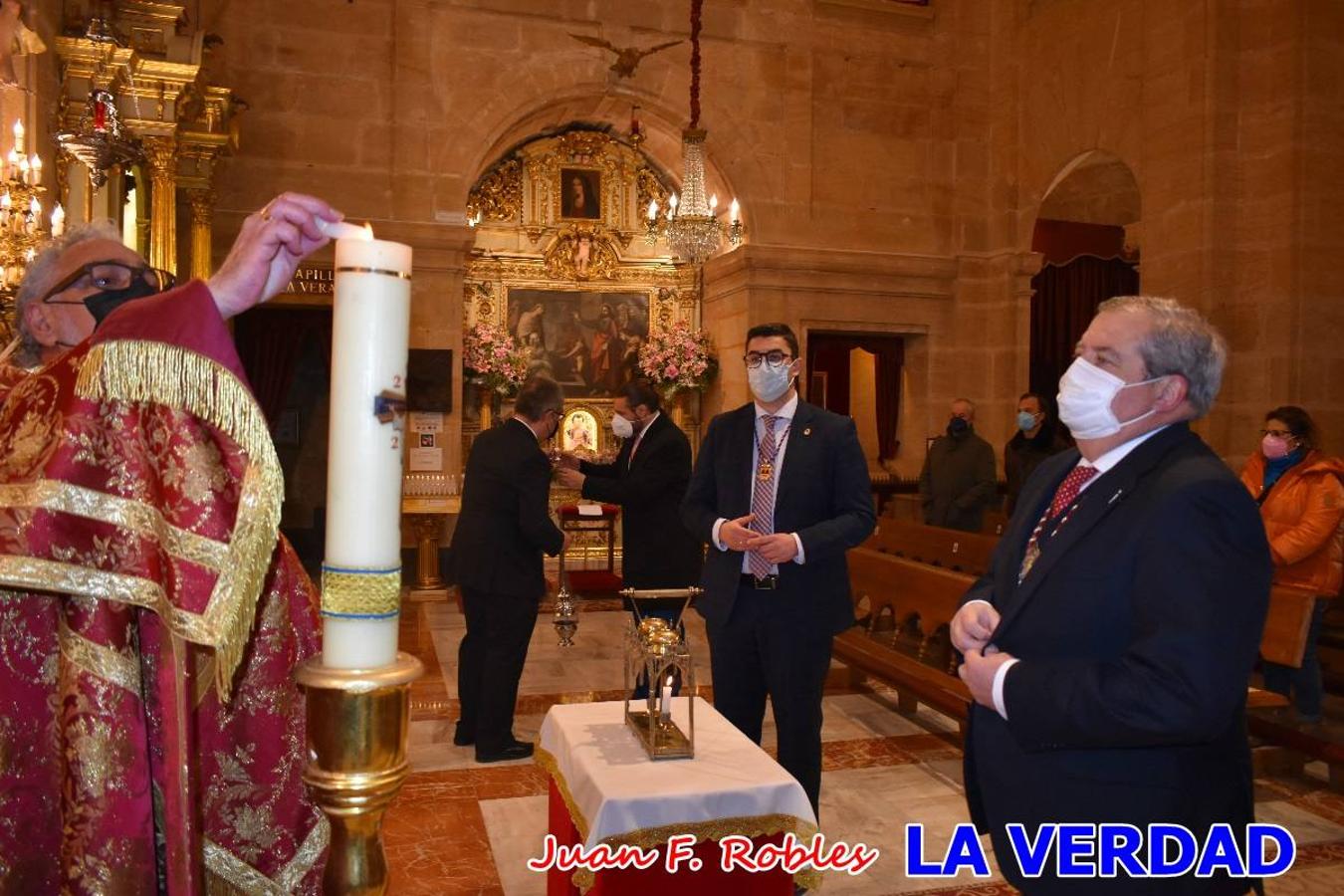 La basílica de la Vera Cruz volvió a acoger el ritual de la Bendición de la Naturaleza con la Sagrada Reliquia. La ceremonia se ha realizado esta tarde y se ha iniciado en el interior del templo para trasladarse después a la Capilla de los Conjuros. 