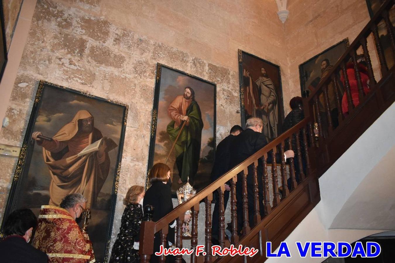 La basílica de la Vera Cruz volvió a acoger el ritual de la Bendición de la Naturaleza con la Sagrada Reliquia. La ceremonia se ha realizado esta tarde y se ha iniciado en el interior del templo para trasladarse después a la Capilla de los Conjuros. 