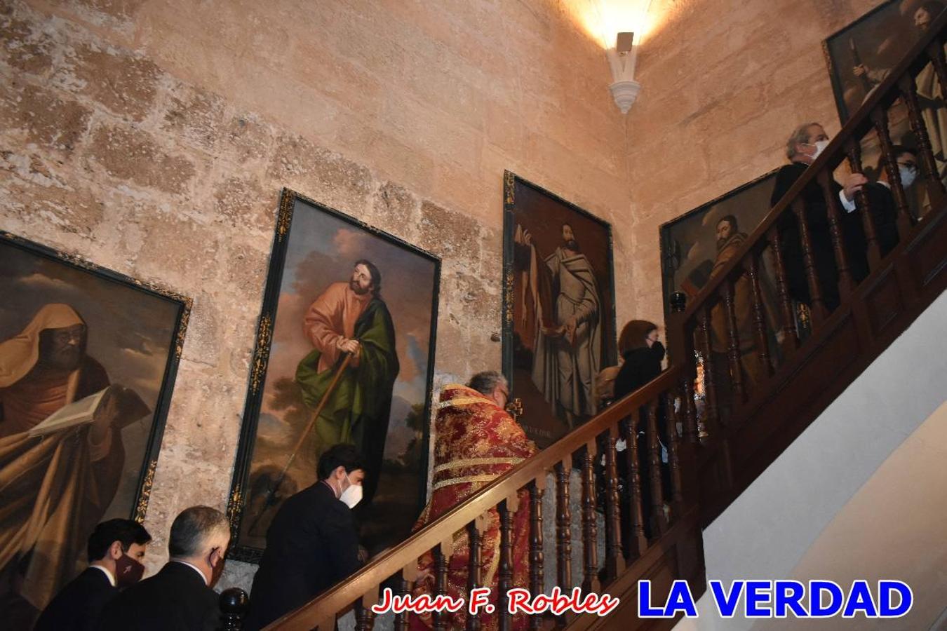 La basílica de la Vera Cruz volvió a acoger el ritual de la Bendición de la Naturaleza con la Sagrada Reliquia. La ceremonia se ha realizado esta tarde y se ha iniciado en el interior del templo para trasladarse después a la Capilla de los Conjuros. 