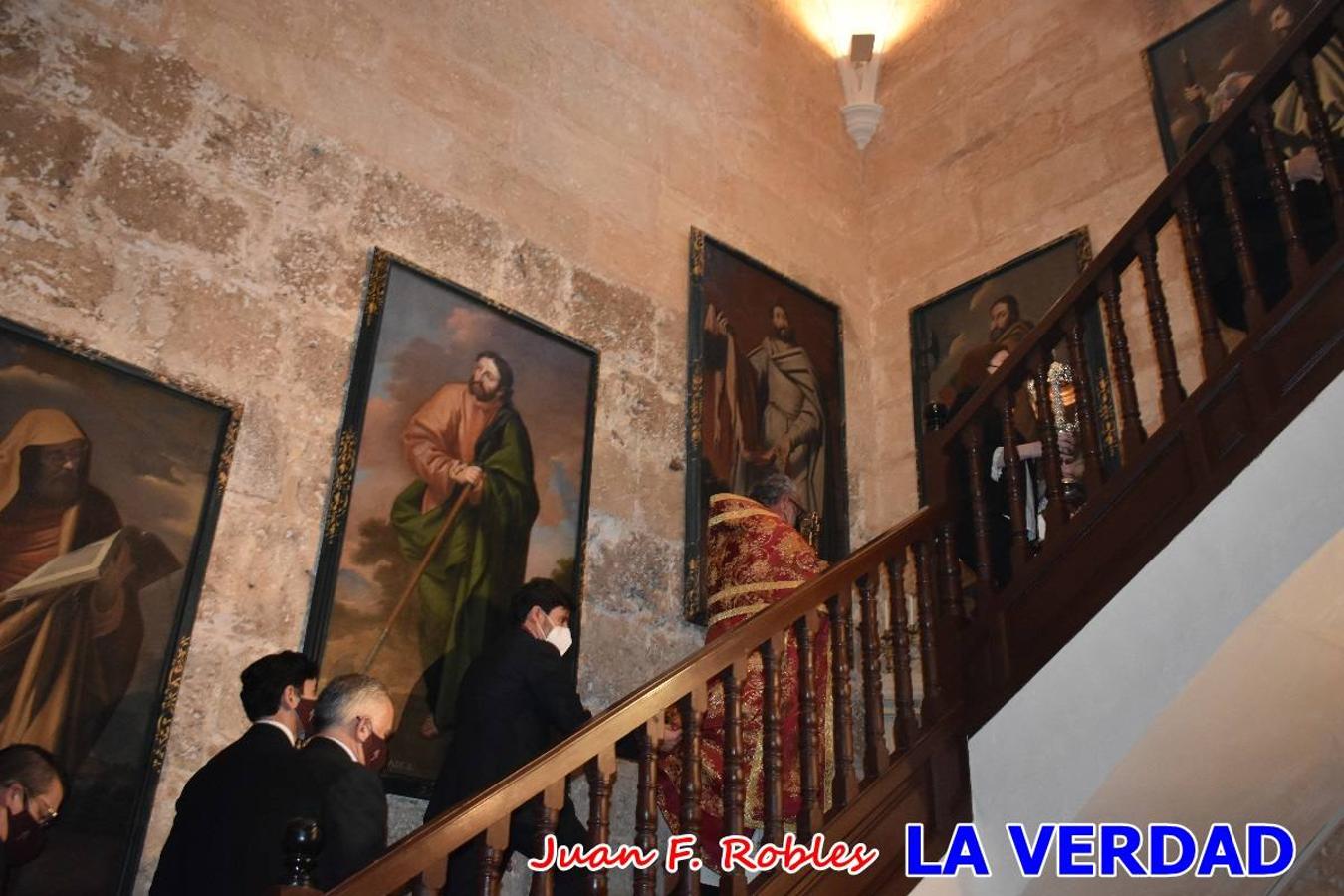 La basílica de la Vera Cruz volvió a acoger el ritual de la Bendición de la Naturaleza con la Sagrada Reliquia. La ceremonia se ha realizado esta tarde y se ha iniciado en el interior del templo para trasladarse después a la Capilla de los Conjuros. 