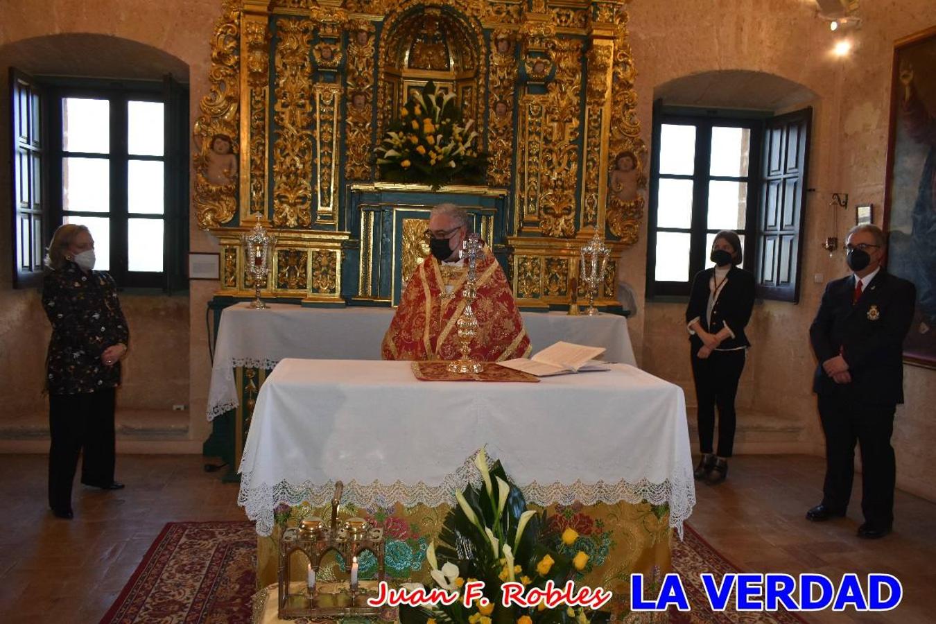 La basílica de la Vera Cruz volvió a acoger el ritual de la Bendición de la Naturaleza con la Sagrada Reliquia. La ceremonia se ha realizado esta tarde y se ha iniciado en el interior del templo para trasladarse después a la Capilla de los Conjuros. 