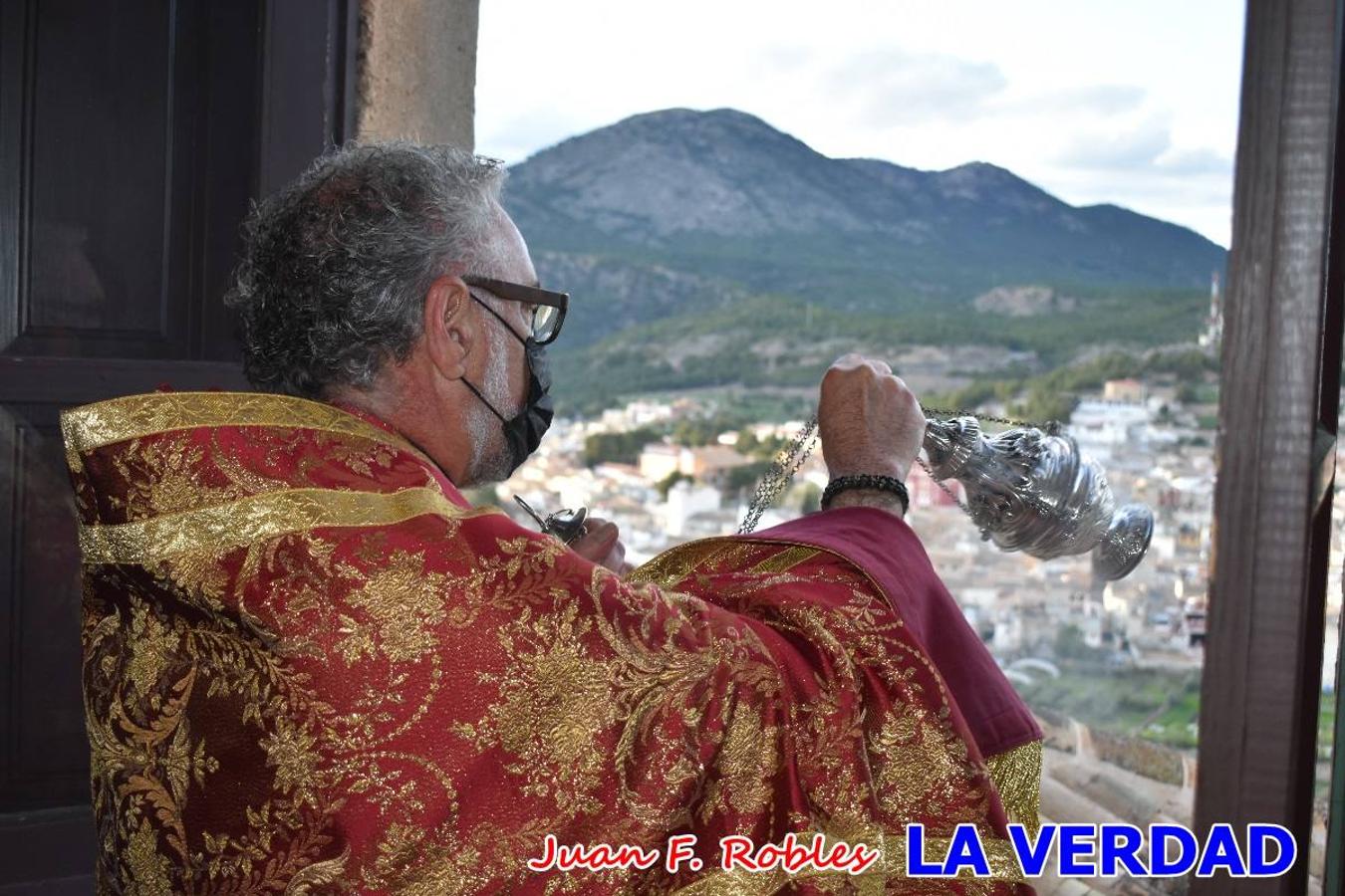 La basílica de la Vera Cruz volvió a acoger el ritual de la Bendición de la Naturaleza con la Sagrada Reliquia. La ceremonia se ha realizado esta tarde y se ha iniciado en el interior del templo para trasladarse después a la Capilla de los Conjuros. 