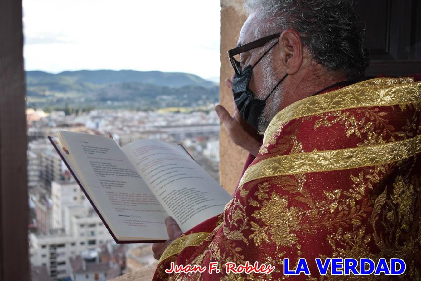 La basílica de la Vera Cruz volvió a acoger el ritual de la Bendición de la Naturaleza con la Sagrada Reliquia. La ceremonia se ha realizado esta tarde y se ha iniciado en el interior del templo para trasladarse después a la Capilla de los Conjuros. 