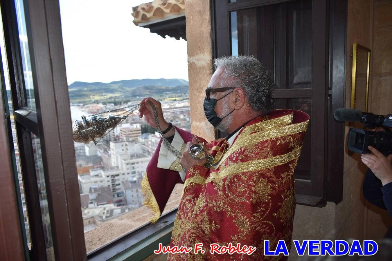 La basílica de la Vera Cruz volvió a acoger el ritual de la Bendición de la Naturaleza con la Sagrada Reliquia. La ceremonia se ha realizado esta tarde y se ha iniciado en el interior del templo para trasladarse después a la Capilla de los Conjuros. 