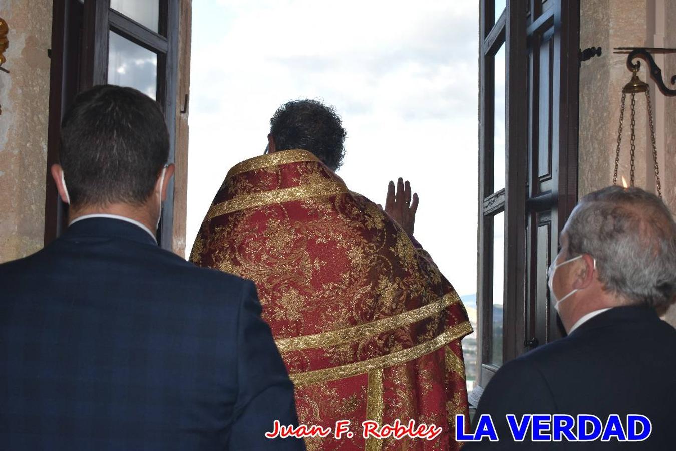 La basílica de la Vera Cruz volvió a acoger el ritual de la Bendición de la Naturaleza con la Sagrada Reliquia. La ceremonia se ha realizado esta tarde y se ha iniciado en el interior del templo para trasladarse después a la Capilla de los Conjuros. 