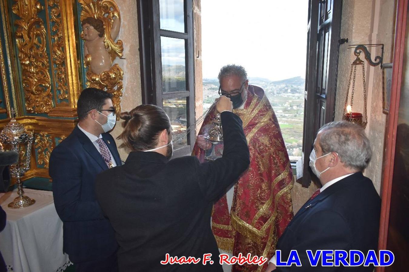 La basílica de la Vera Cruz volvió a acoger el ritual de la Bendición de la Naturaleza con la Sagrada Reliquia. La ceremonia se ha realizado esta tarde y se ha iniciado en el interior del templo para trasladarse después a la Capilla de los Conjuros. 