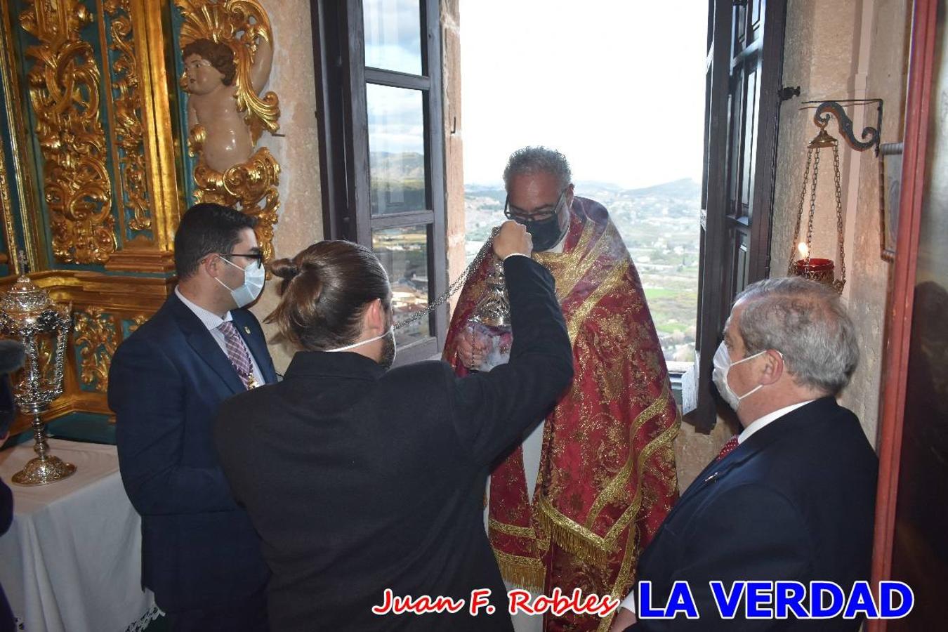 La basílica de la Vera Cruz volvió a acoger el ritual de la Bendición de la Naturaleza con la Sagrada Reliquia. La ceremonia se ha realizado esta tarde y se ha iniciado en el interior del templo para trasladarse después a la Capilla de los Conjuros. 