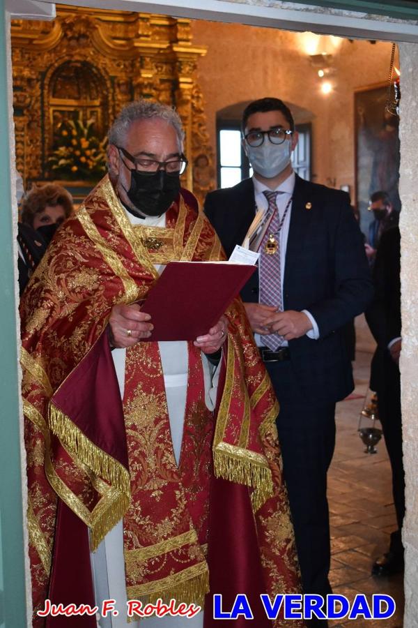 La basílica de la Vera Cruz volvió a acoger el ritual de la Bendición de la Naturaleza con la Sagrada Reliquia. La ceremonia se ha realizado esta tarde y se ha iniciado en el interior del templo para trasladarse después a la Capilla de los Conjuros. 