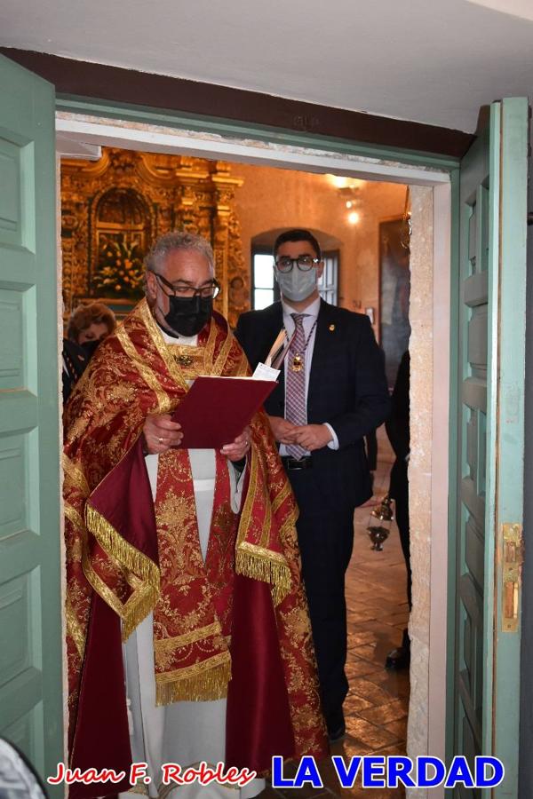 La basílica de la Vera Cruz volvió a acoger el ritual de la Bendición de la Naturaleza con la Sagrada Reliquia. La ceremonia se ha realizado esta tarde y se ha iniciado en el interior del templo para trasladarse después a la Capilla de los Conjuros. 