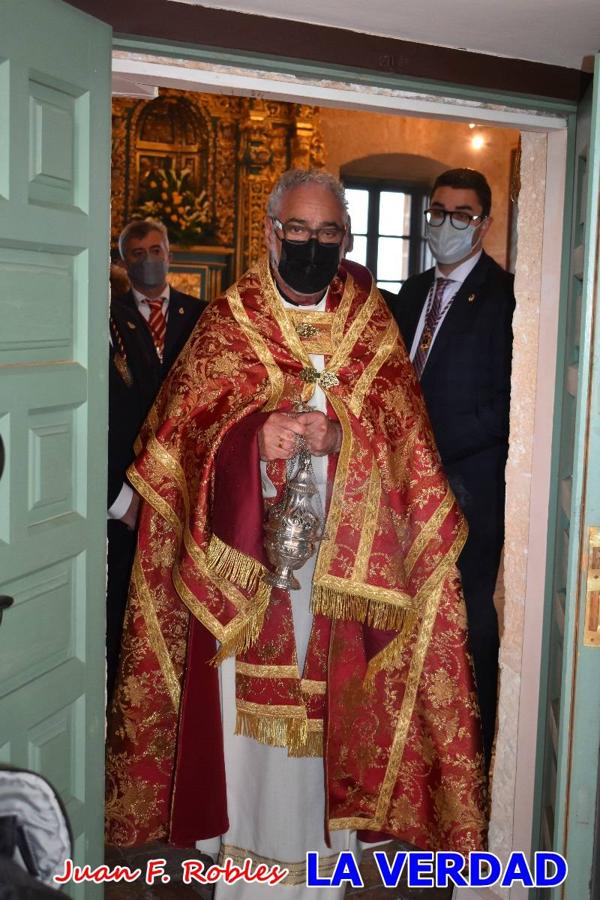 La basílica de la Vera Cruz volvió a acoger el ritual de la Bendición de la Naturaleza con la Sagrada Reliquia. La ceremonia se ha realizado esta tarde y se ha iniciado en el interior del templo para trasladarse después a la Capilla de los Conjuros. 