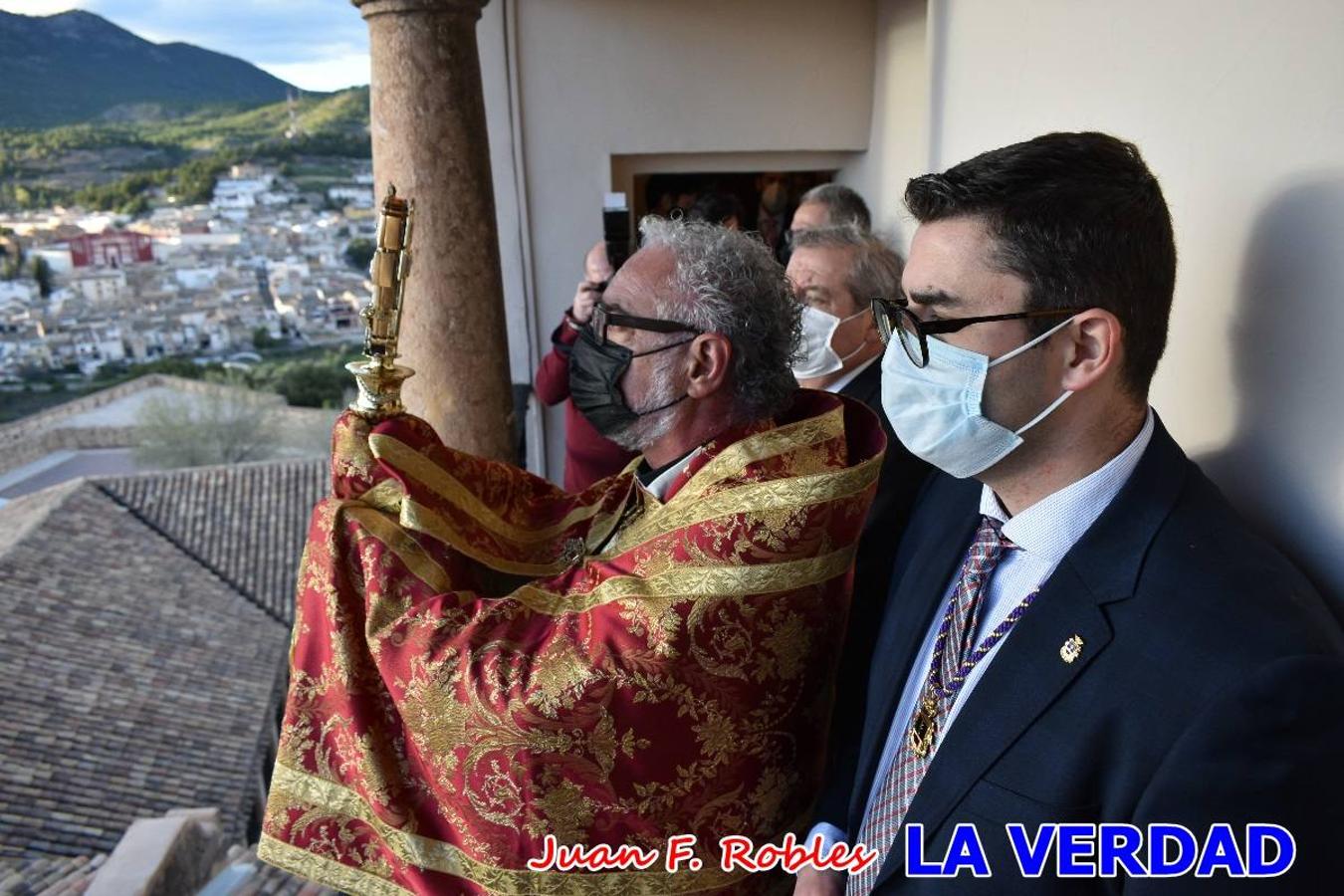 La basílica de la Vera Cruz volvió a acoger el ritual de la Bendición de la Naturaleza con la Sagrada Reliquia. La ceremonia se ha realizado esta tarde y se ha iniciado en el interior del templo para trasladarse después a la Capilla de los Conjuros. 