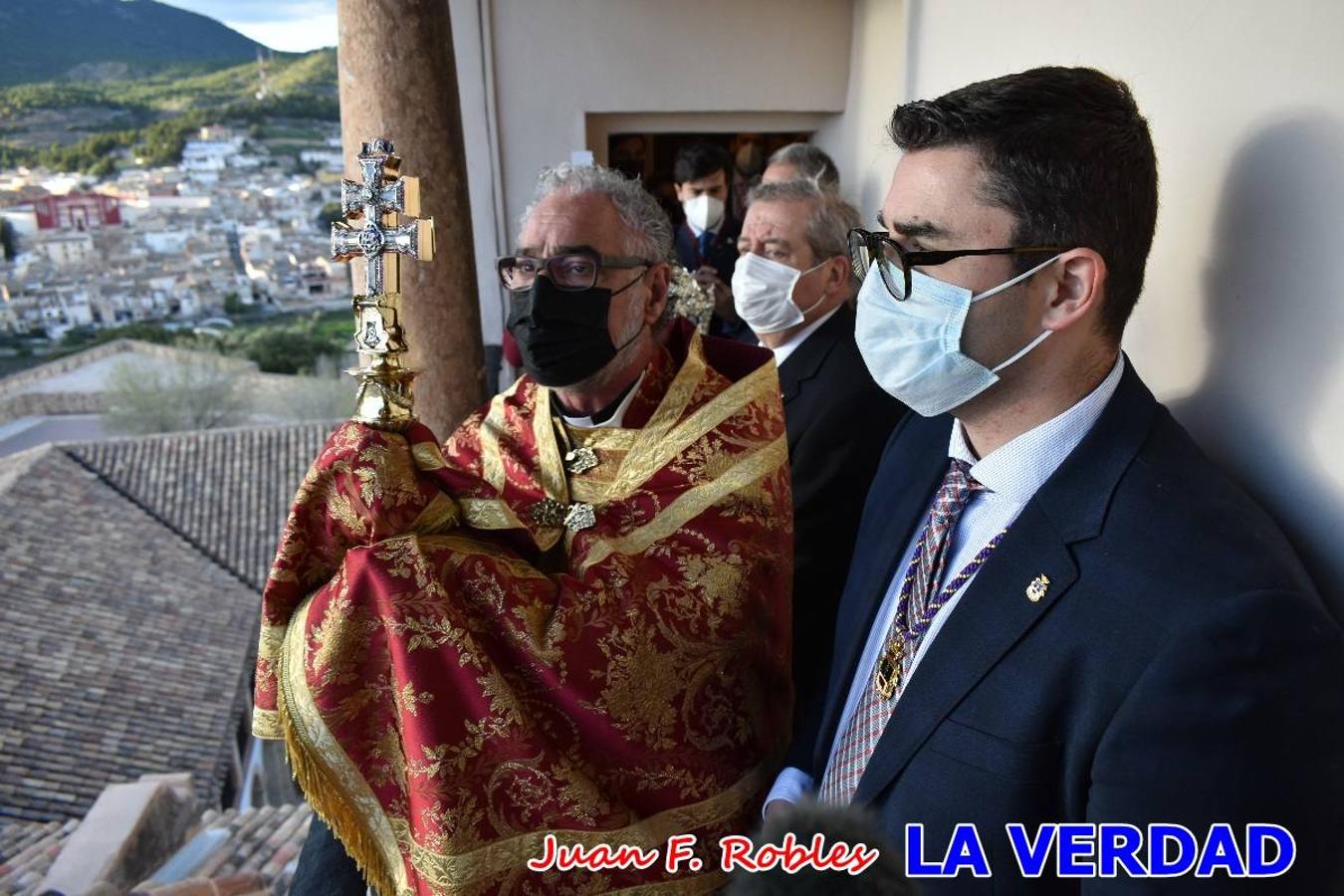 La basílica de la Vera Cruz volvió a acoger el ritual de la Bendición de la Naturaleza con la Sagrada Reliquia. La ceremonia se ha realizado esta tarde y se ha iniciado en el interior del templo para trasladarse después a la Capilla de los Conjuros. 