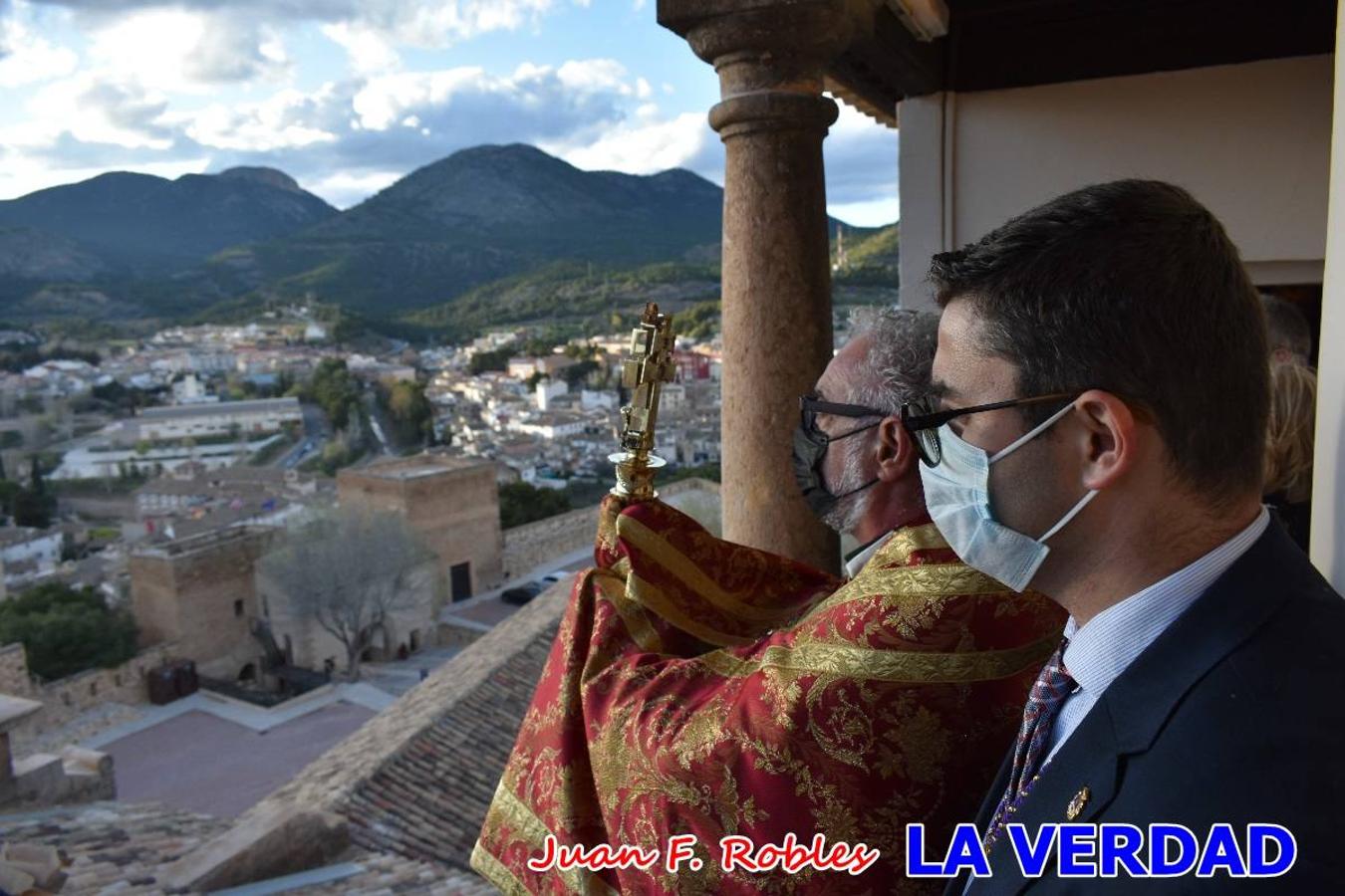 La basílica de la Vera Cruz volvió a acoger el ritual de la Bendición de la Naturaleza con la Sagrada Reliquia. La ceremonia se ha realizado esta tarde y se ha iniciado en el interior del templo para trasladarse después a la Capilla de los Conjuros. 