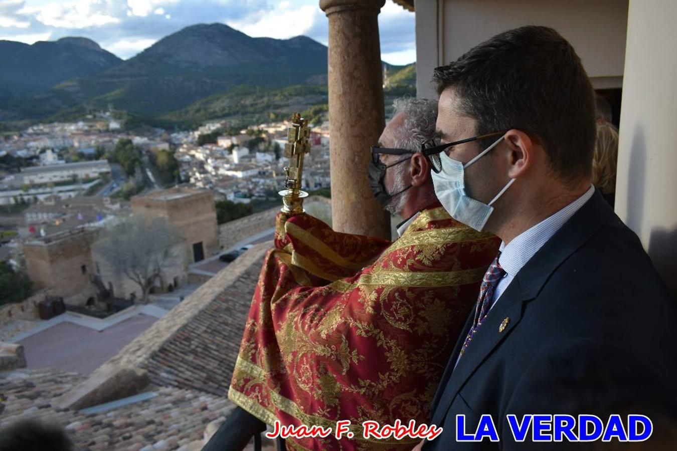 La basílica de la Vera Cruz volvió a acoger el ritual de la Bendición de la Naturaleza con la Sagrada Reliquia. La ceremonia se ha realizado esta tarde y se ha iniciado en el interior del templo para trasladarse después a la Capilla de los Conjuros. 