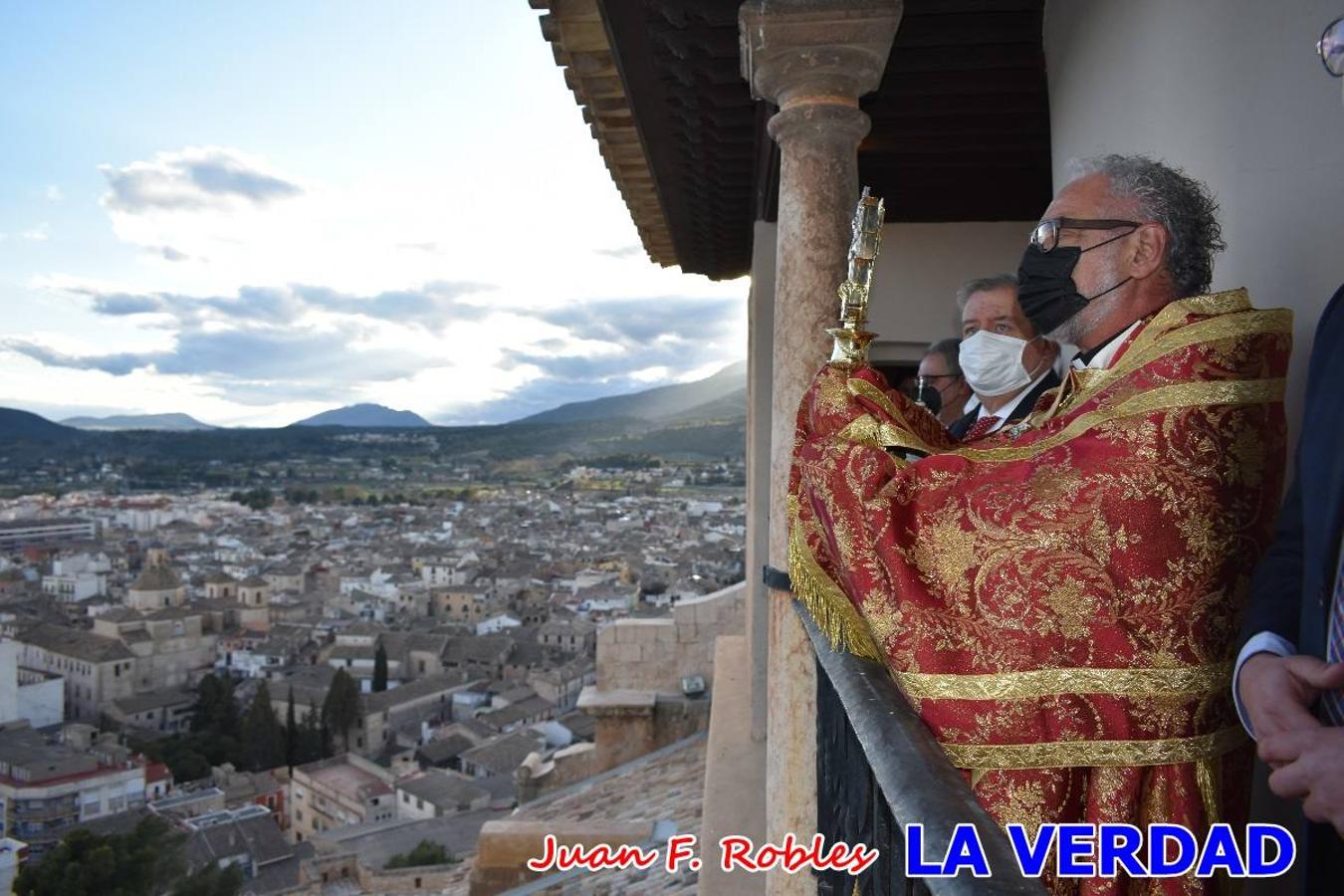 La basílica de la Vera Cruz volvió a acoger el ritual de la Bendición de la Naturaleza con la Sagrada Reliquia. La ceremonia se ha realizado esta tarde y se ha iniciado en el interior del templo para trasladarse después a la Capilla de los Conjuros. 