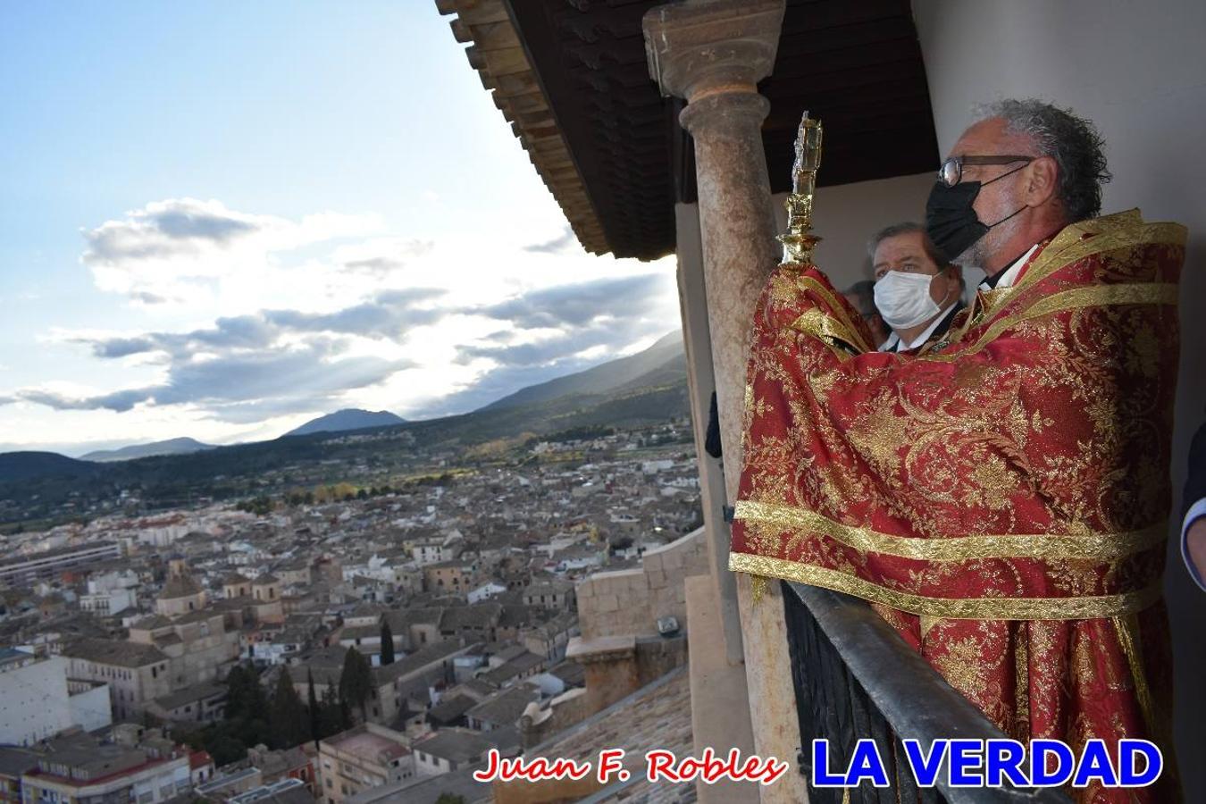 La basílica de la Vera Cruz volvió a acoger el ritual de la Bendición de la Naturaleza con la Sagrada Reliquia. La ceremonia se ha realizado esta tarde y se ha iniciado en el interior del templo para trasladarse después a la Capilla de los Conjuros. 