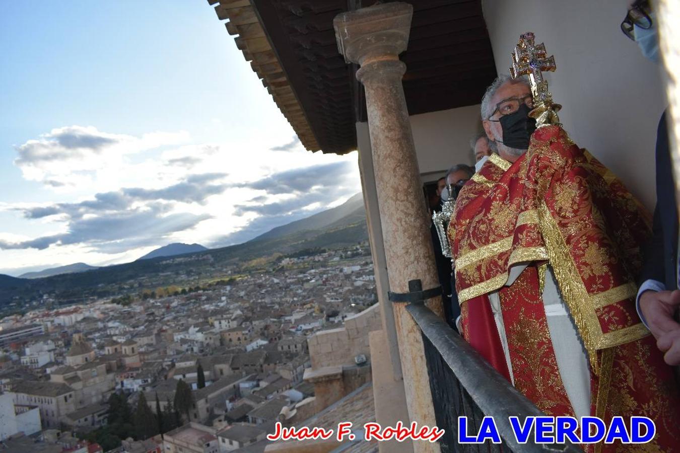 La basílica de la Vera Cruz volvió a acoger el ritual de la Bendición de la Naturaleza con la Sagrada Reliquia. La ceremonia se ha realizado esta tarde y se ha iniciado en el interior del templo para trasladarse después a la Capilla de los Conjuros. 