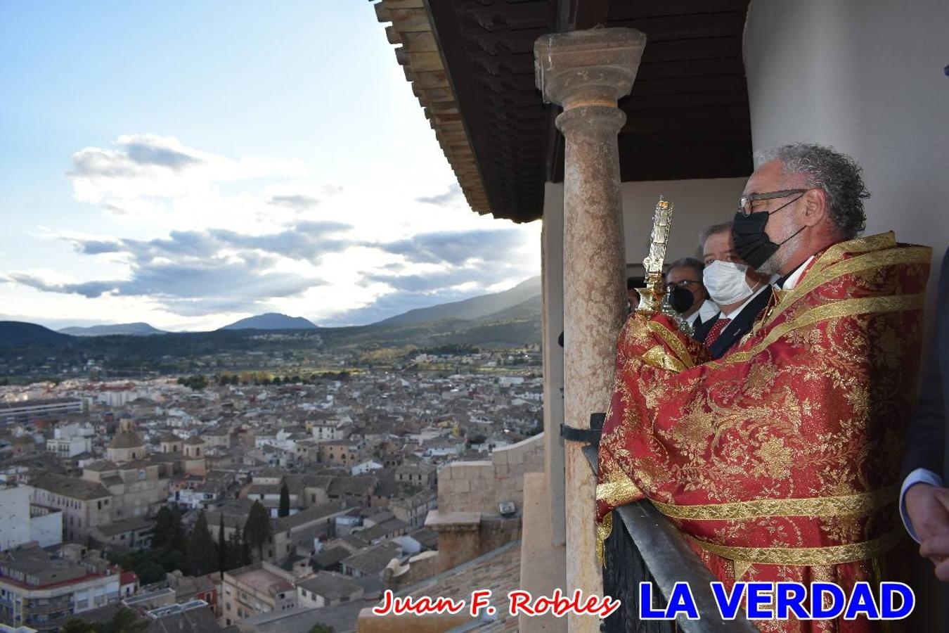 La basílica de la Vera Cruz volvió a acoger el ritual de la Bendición de la Naturaleza con la Sagrada Reliquia. La ceremonia se ha realizado esta tarde y se ha iniciado en el interior del templo para trasladarse después a la Capilla de los Conjuros. 