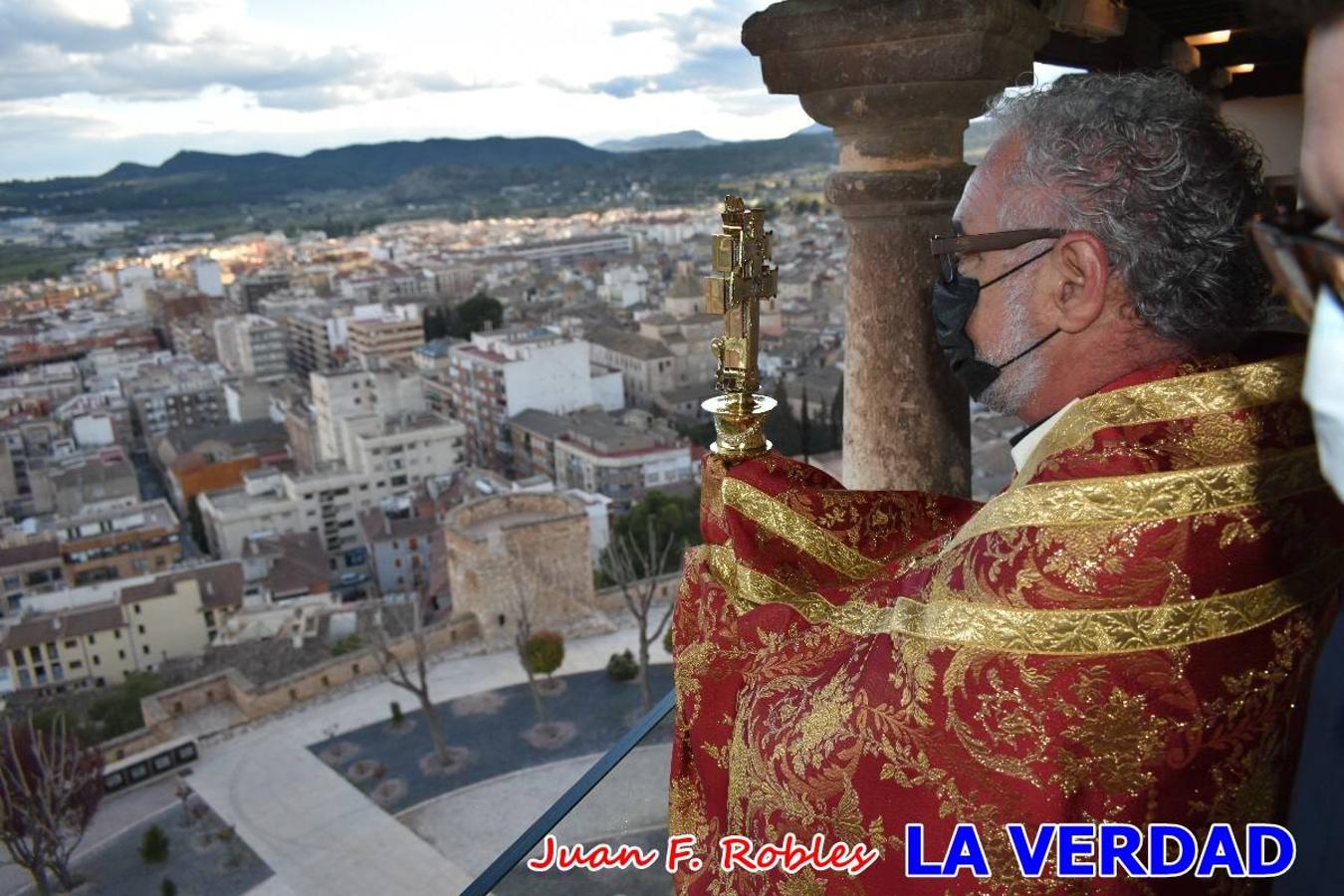 La basílica de la Vera Cruz volvió a acoger el ritual de la Bendición de la Naturaleza con la Sagrada Reliquia. La ceremonia se ha realizado esta tarde y se ha iniciado en el interior del templo para trasladarse después a la Capilla de los Conjuros. 