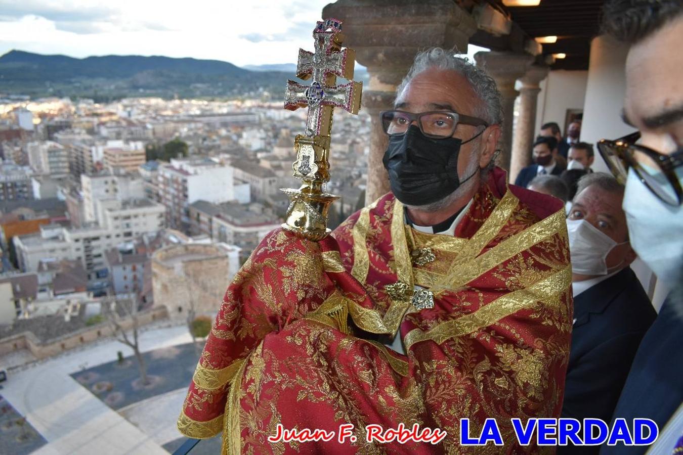 La basílica de la Vera Cruz volvió a acoger el ritual de la Bendición de la Naturaleza con la Sagrada Reliquia. La ceremonia se ha realizado esta tarde y se ha iniciado en el interior del templo para trasladarse después a la Capilla de los Conjuros. 