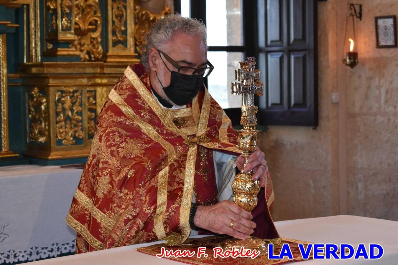 La basílica de la Vera Cruz volvió a acoger el ritual de la Bendición de la Naturaleza con la Sagrada Reliquia. La ceremonia se ha realizado esta tarde y se ha iniciado en el interior del templo para trasladarse después a la Capilla de los Conjuros. 