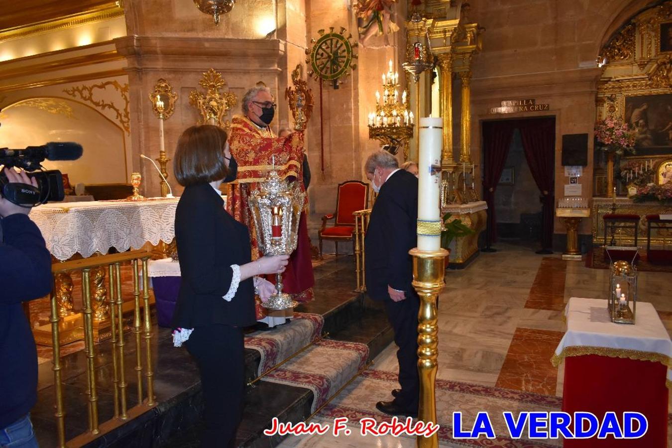 La basílica de la Vera Cruz volvió a acoger el ritual de la Bendición de la Naturaleza con la Sagrada Reliquia. La ceremonia se ha realizado esta tarde y se ha iniciado en el interior del templo para trasladarse después a la Capilla de los Conjuros. 