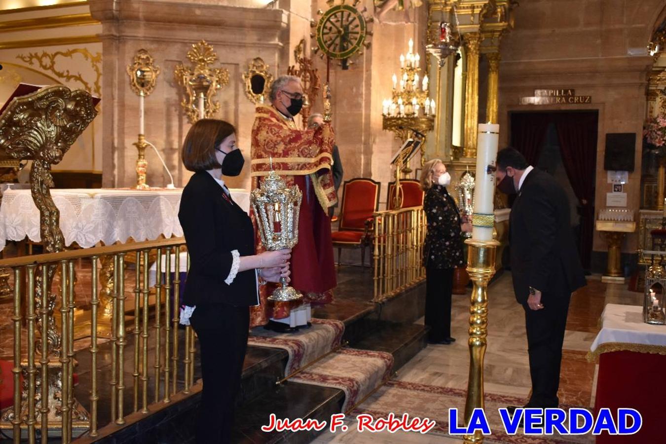 La basílica de la Vera Cruz volvió a acoger el ritual de la Bendición de la Naturaleza con la Sagrada Reliquia. La ceremonia se ha realizado esta tarde y se ha iniciado en el interior del templo para trasladarse después a la Capilla de los Conjuros. 