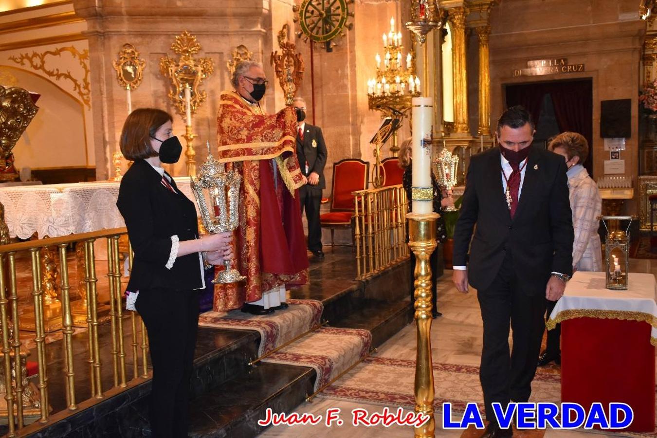 La basílica de la Vera Cruz volvió a acoger el ritual de la Bendición de la Naturaleza con la Sagrada Reliquia. La ceremonia se ha realizado esta tarde y se ha iniciado en el interior del templo para trasladarse después a la Capilla de los Conjuros. 