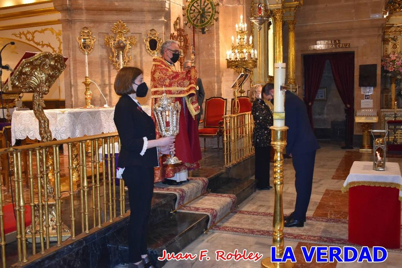 La basílica de la Vera Cruz volvió a acoger el ritual de la Bendición de la Naturaleza con la Sagrada Reliquia. La ceremonia se ha realizado esta tarde y se ha iniciado en el interior del templo para trasladarse después a la Capilla de los Conjuros. 