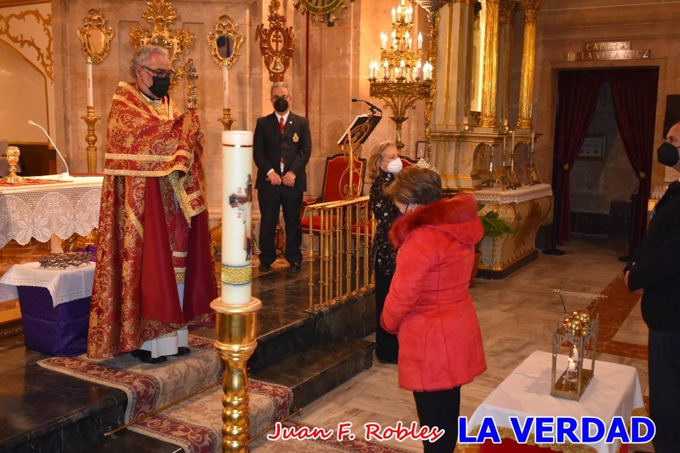 La basílica de la Vera Cruz volvió a acoger el ritual de la Bendición de la Naturaleza con la Sagrada Reliquia. La ceremonia se ha realizado esta tarde y se ha iniciado en el interior del templo para trasladarse después a la Capilla de los Conjuros. 