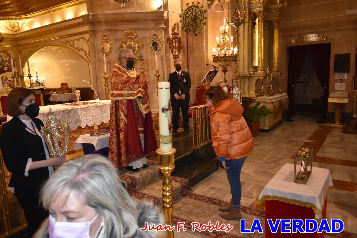 La basílica de la Vera Cruz volvió a acoger el ritual de la Bendición de la Naturaleza con la Sagrada Reliquia. La ceremonia se ha realizado esta tarde y se ha iniciado en el interior del templo para trasladarse después a la Capilla de los Conjuros. 