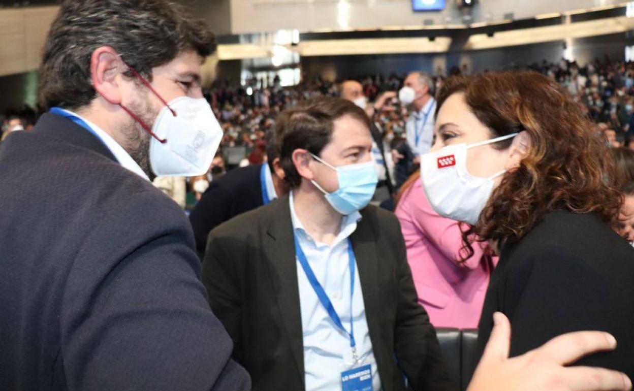 Fernando López Miras saludando a Isabel Díaz Ayuso en el comité ejecutivo celebrado en Sevilla. 