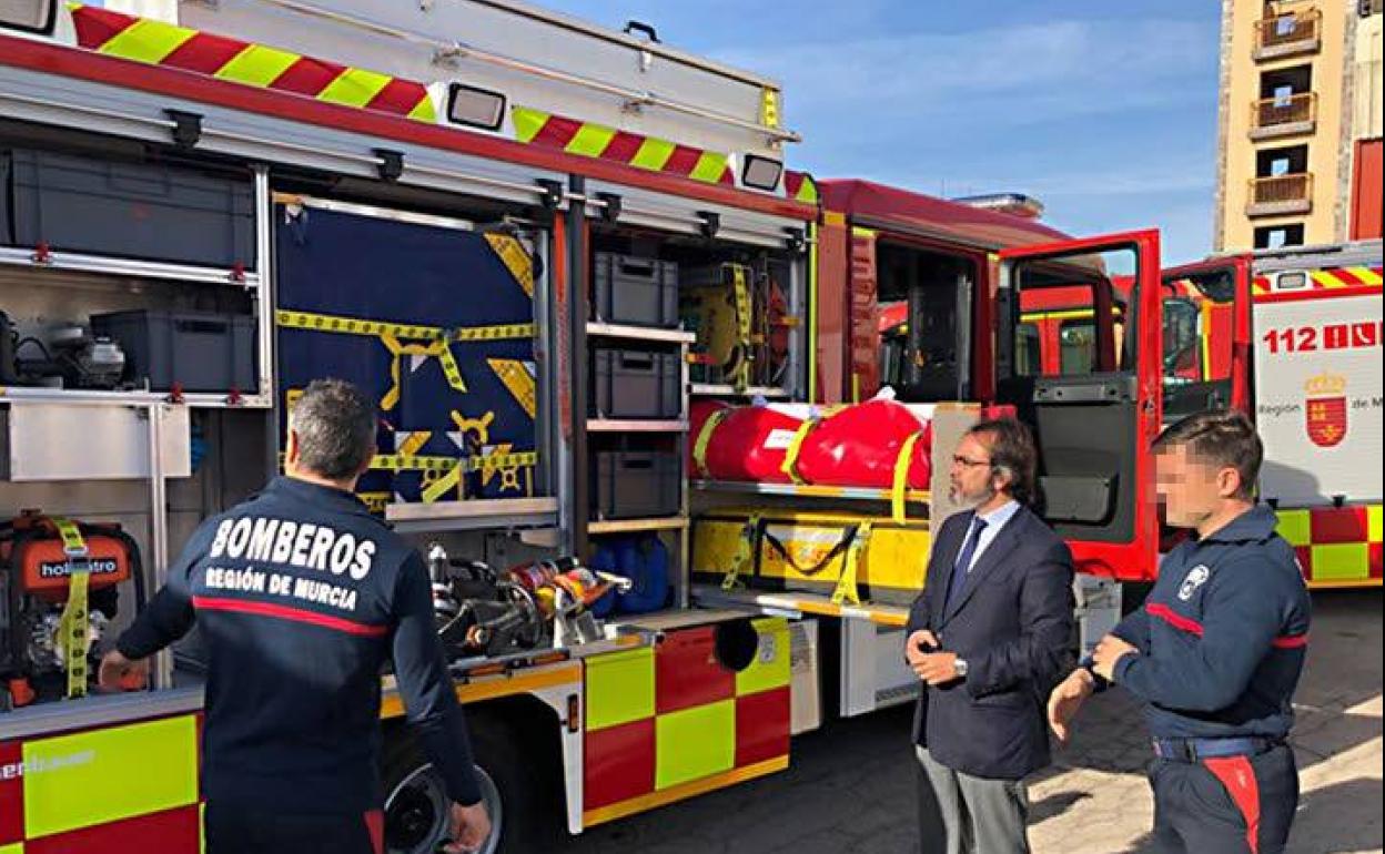 El por entonces consejero Pedro Rivera entrega un camión en el parque de bomberos de Molina, en diciembre de 2018. 