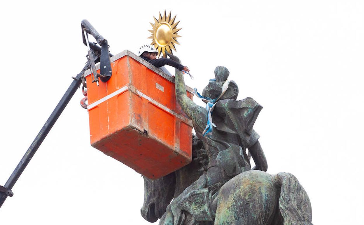 Cubren con pan de oro el sol que corona el monumento dedicado a la Semana Santa de Lorca