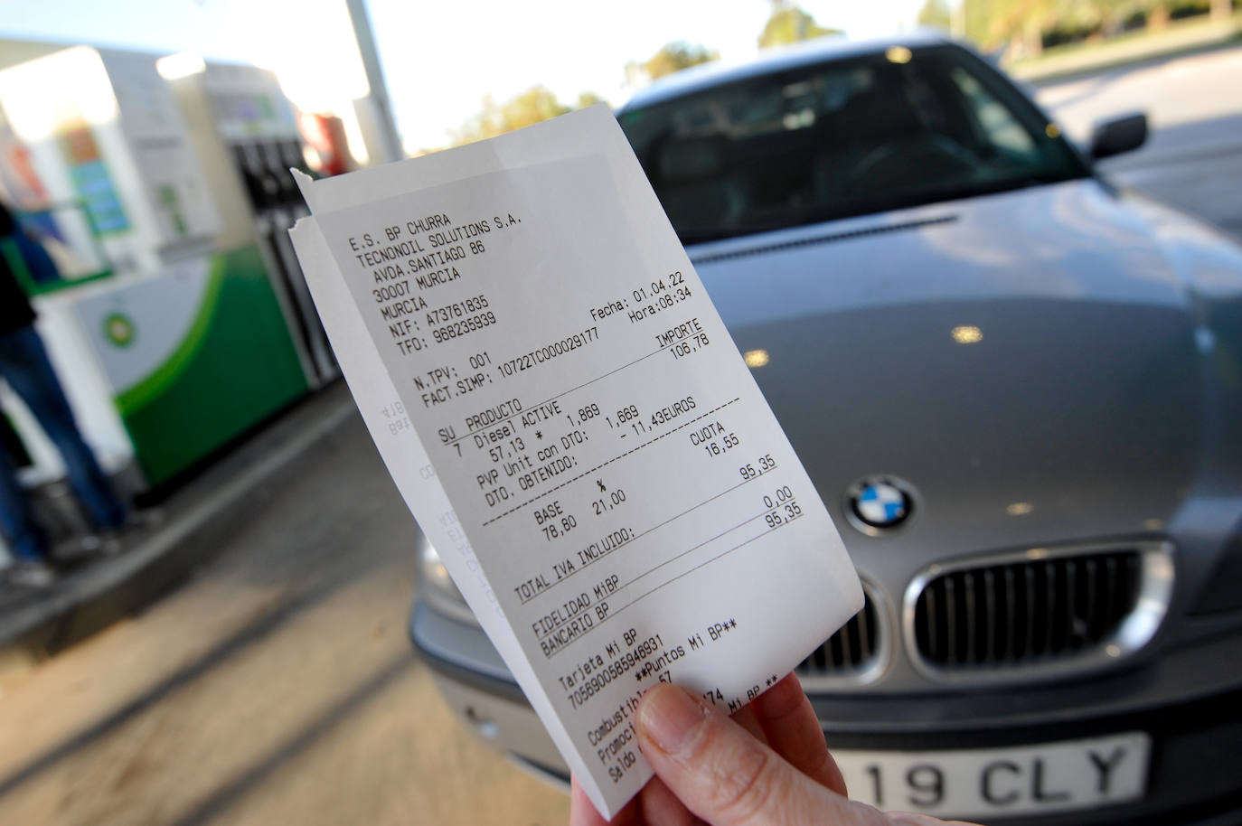Fotos: Las gasolineras inician la rebaja de los combustibles en pie de guerra