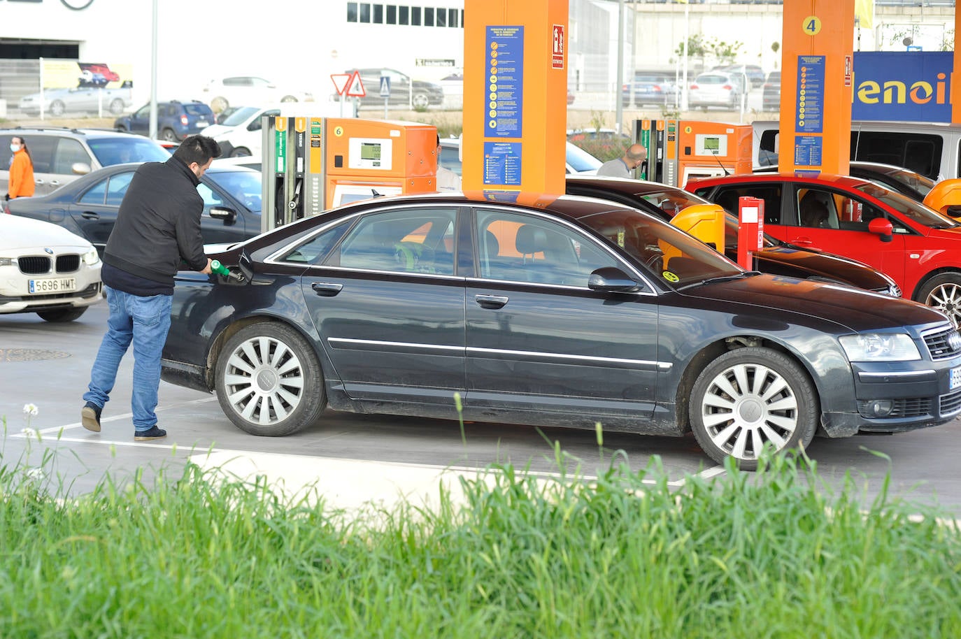 Fotos: Las gasolineras inician la rebaja de los combustibles en pie de guerra