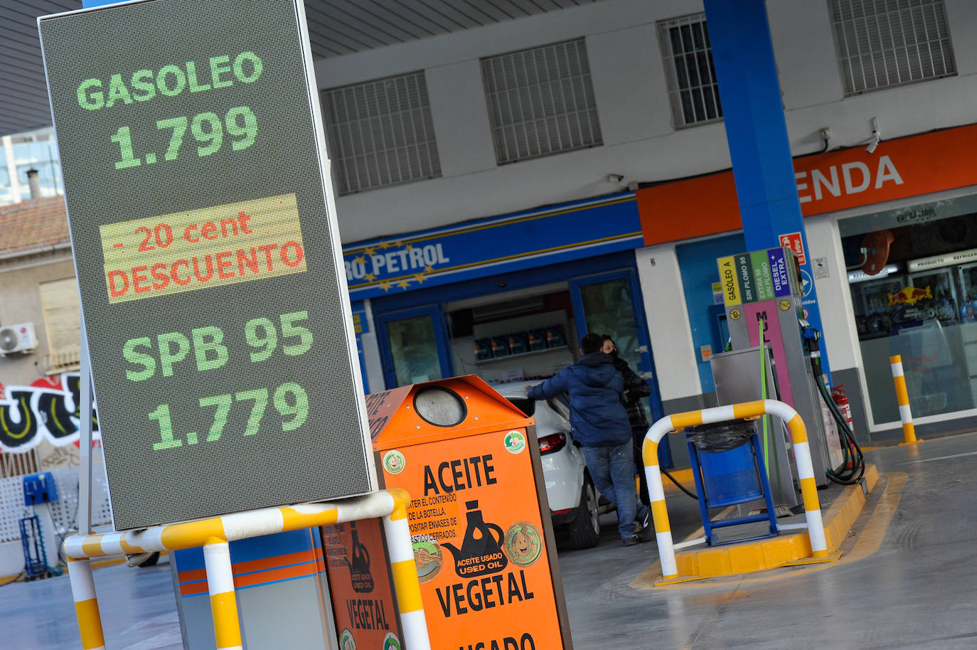 Fotos: Las gasolineras inician la rebaja de los combustibles en pie de guerra