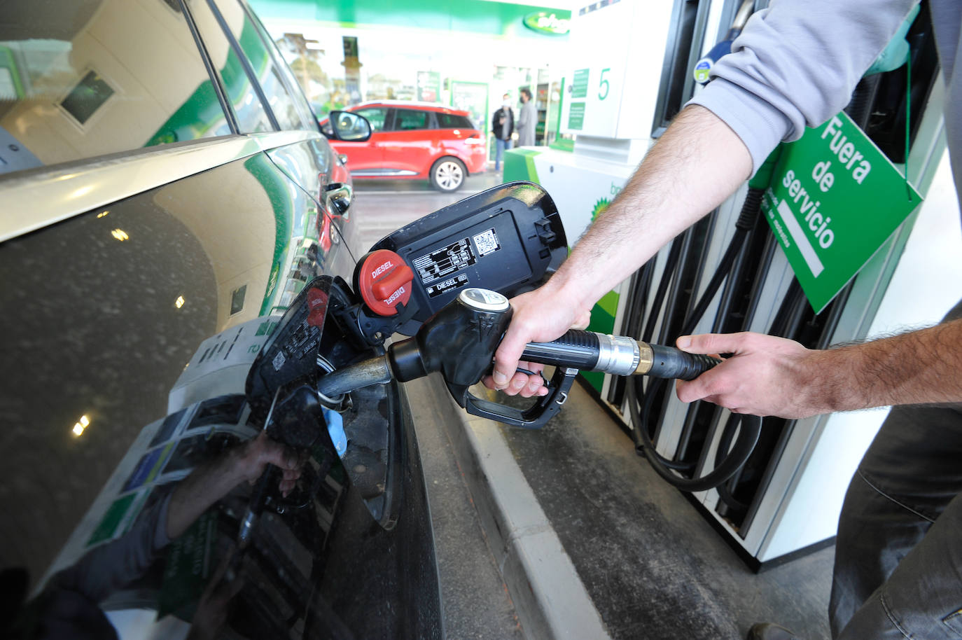 Fotos: Las gasolineras inician la rebaja de los combustibles en pie de guerra