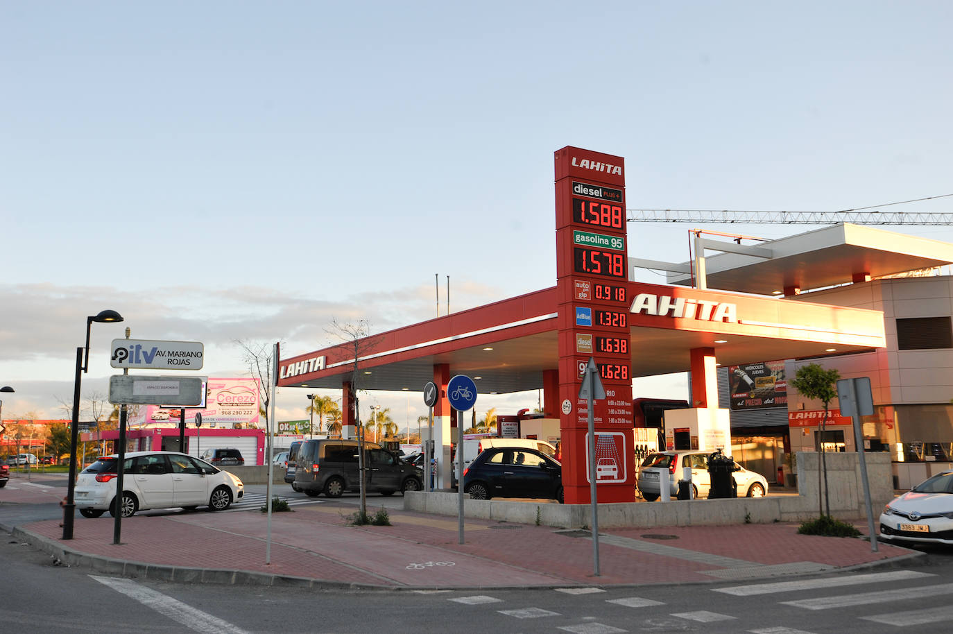 Fotos: Las gasolineras inician la rebaja de los combustibles en pie de guerra
