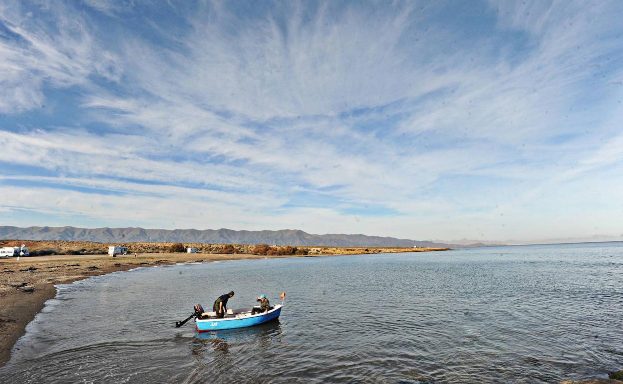 Dos pescadores deportivos en la playa del Rafal (Célula C), en la Marina de Cope.