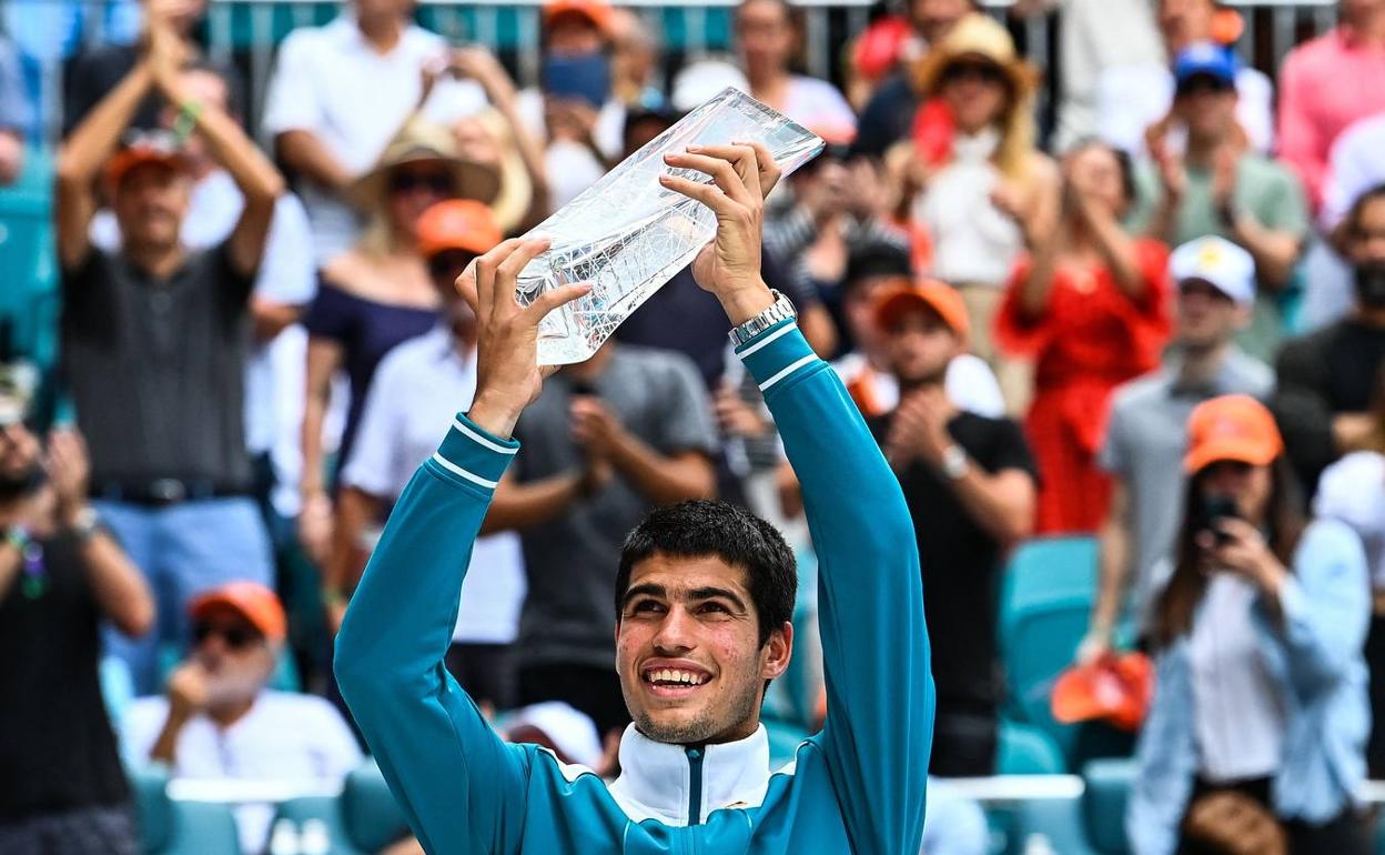 Carlos Alcaraz levanta el trofeo de campeón del ATP Masters 1.000 de Miami, ayer.