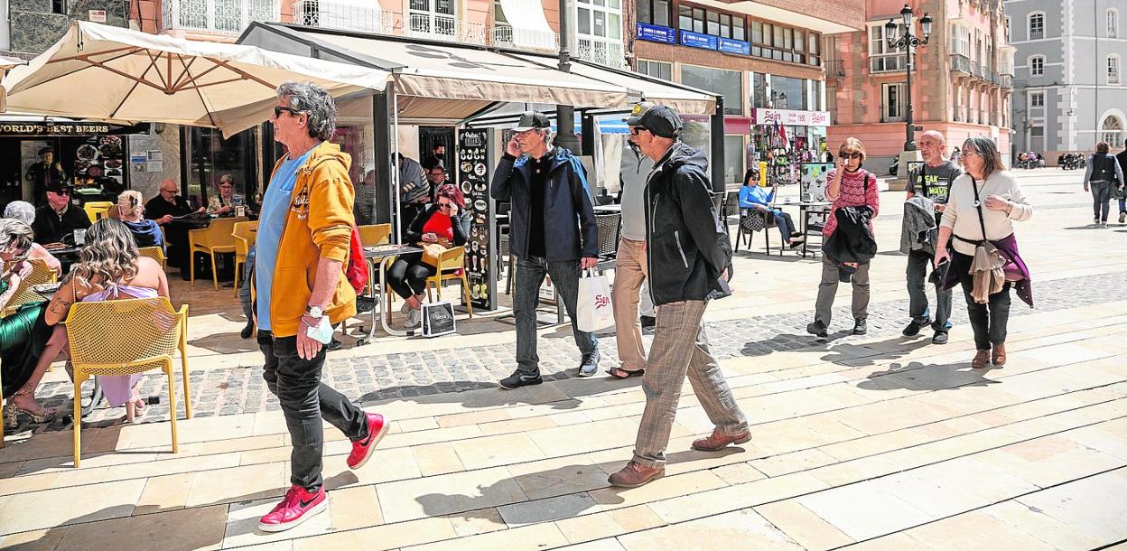 Varios turistas extranjeros pasean por la calle Puertas de Murcia, de Cartagena, este fin de semana. 