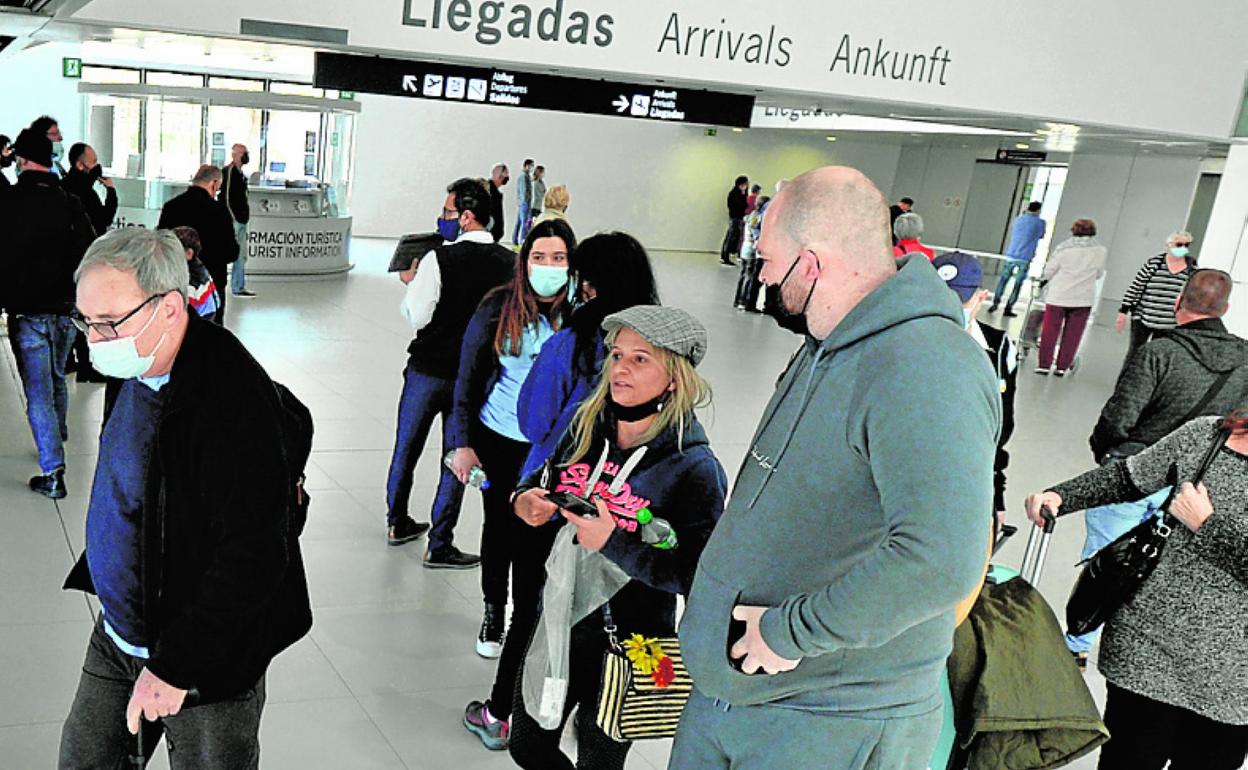 Pasajeros de uno de los vuelos a Corvera el sábado. 