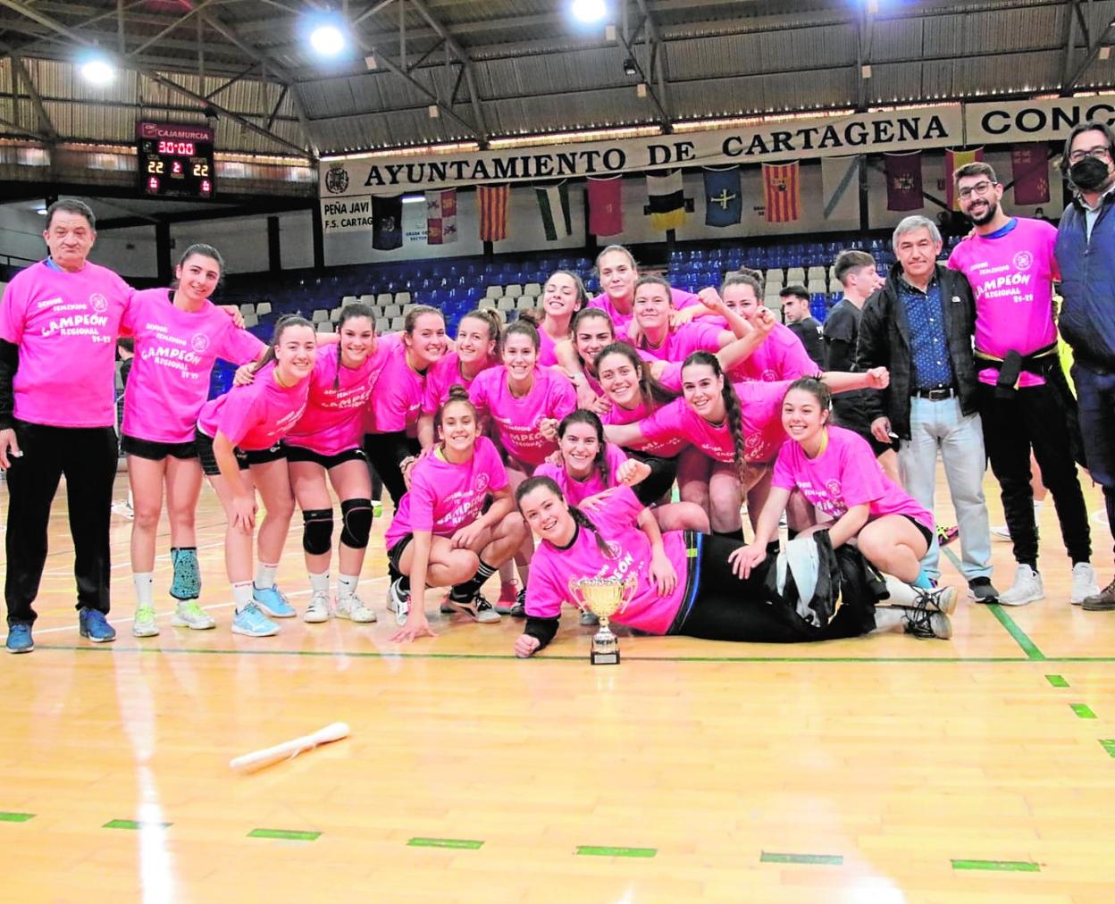 Las jugadoras de la Abaranera celebran su triunfo en la final regional sénior femenina, cuyo partido de vuelta se disputó ayer en Cartagena. 