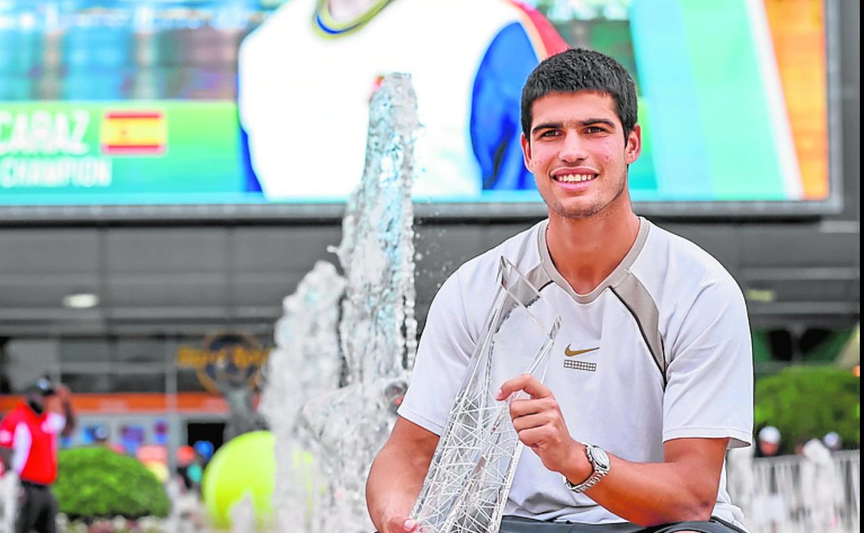 Alcaraz, posando con el trofeo de campeón de Miami. 