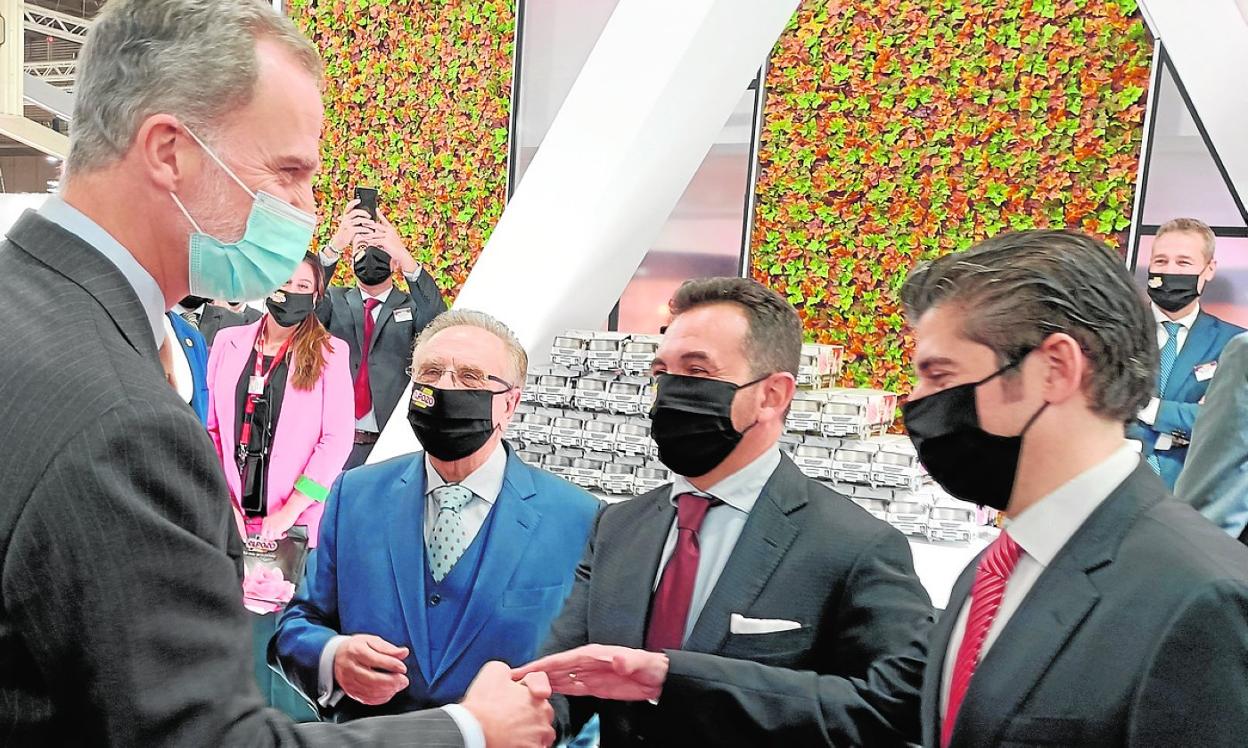 El Rey saluda a Tomás Fuertes, Rafael Fuertes y Juan Antonio Cánovas, ayer en Barcelona. 