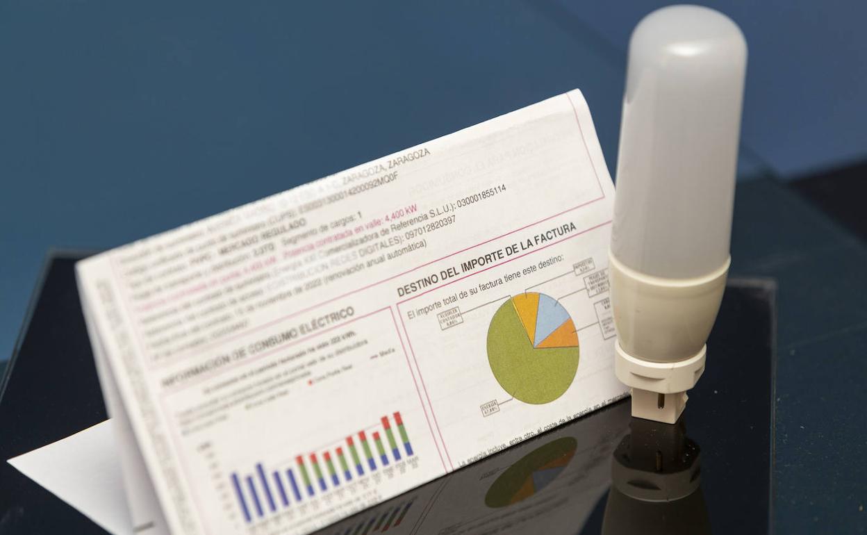 Una factura de la luz en una imagen de archivo. 